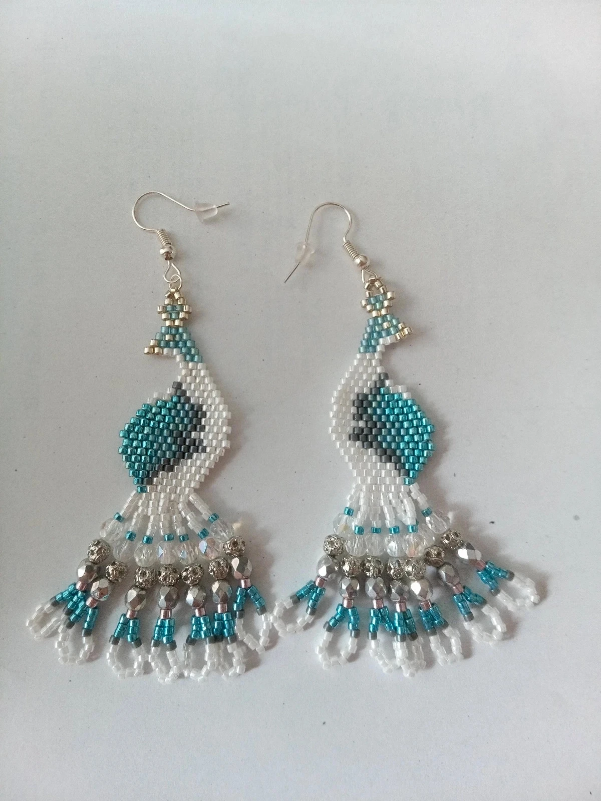 boucles d'oreilles pendantes Paon blanc en perles miyuki delica